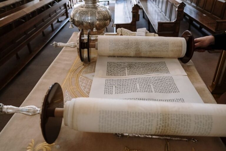 כתיבת ספר תורה עם זאבי וקסברגר – מסע של קדושה, דיוק והידור